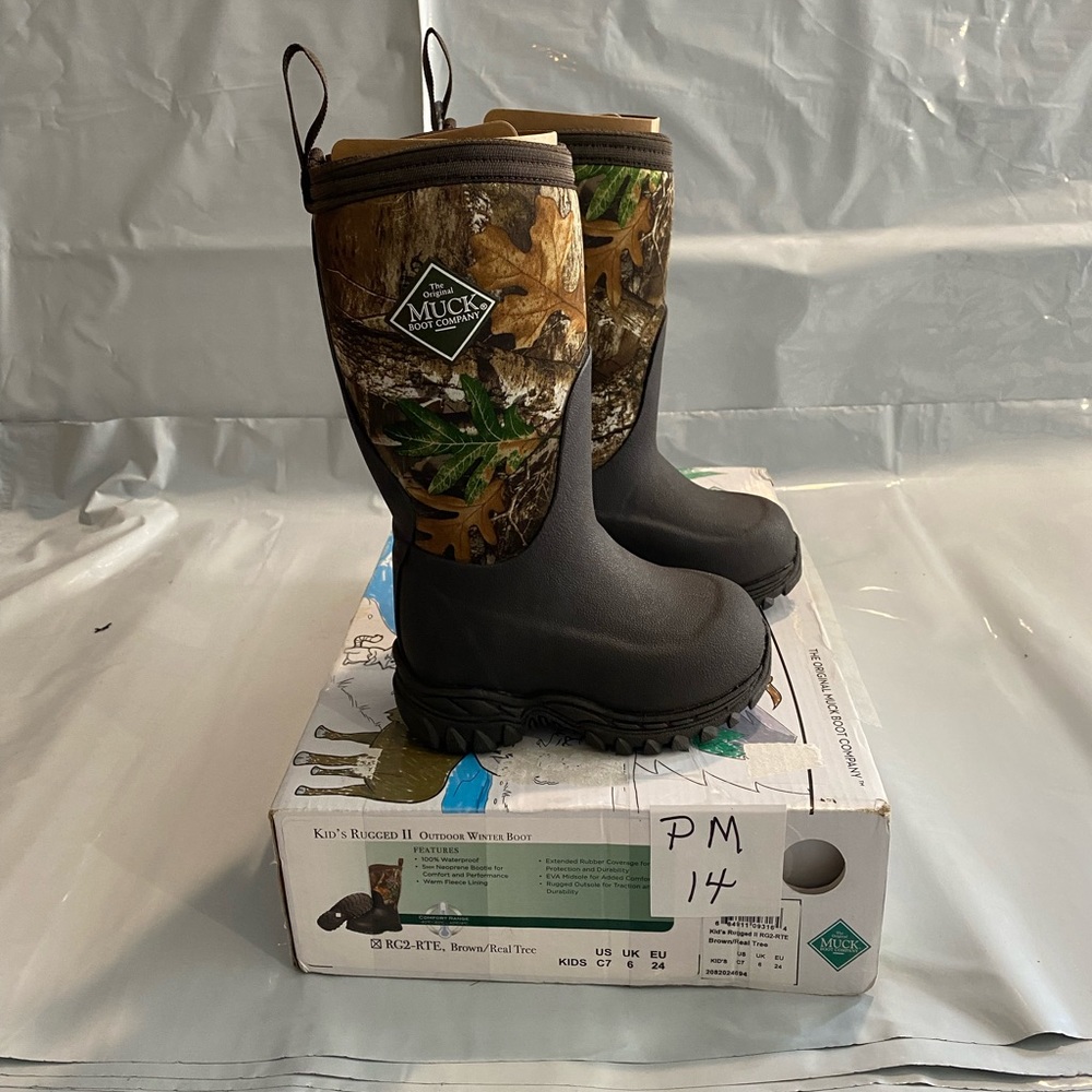 Kids Rugged 2 Muck Boots size 7 toddler. Real Tree Extra Camouflage